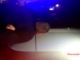 Ночью в Николаеве пьяный таксист протаранил полицейский «Приус»