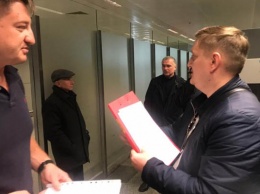 Главе Госрезерва вручили обвинительный акт прямо в аэропорту