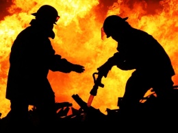 Пламя охватило кондитерскую фабрику, «пожарные не справляются»: подробности
