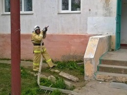 Спасатели провели учения по тушению пожара в поселке Школьное