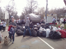 За два часа одесситы собрали на побережье девять тонн мусора