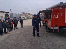 Сотрудники МЧС провели экскурсию в пожарной части для детей из Кировского района