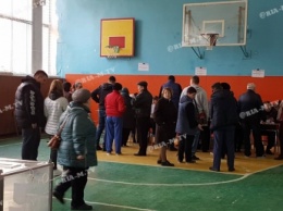 Проснулись. Мелитопольцы атаковали избирательные участки (фото)
