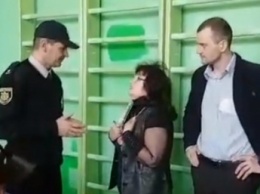 Скандал на участке в Мелитополе. Члена комиссии заподозрили в ведении своего списка избирателей (видео)