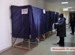 В Николаеве председатель комиссии вынужден подсвечивать избирателям мобильным телефоном