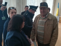 На избирательном участке в Геническе выпивший избиратель пытался вынести бюллетень