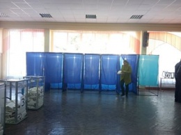 Девушка заметила странные вспышки на избирательном участке в Харькове