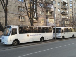 Возле ЦИК появилось два автобуса с нацгвардейцами