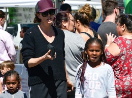 Шарлиз Терон с детьми на рынке в Лос-Анджелесе: новые фото