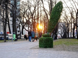 Дама с кавалером и чернильница с пером: в Харькове появились зеленые арт-объекты