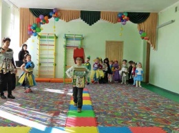 1 апреля: в детском садике Волосского малыши дефилировали в нарядах из мусора