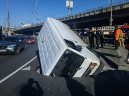 В Киеве «утонул» в яме микроавтобус Volkswagen