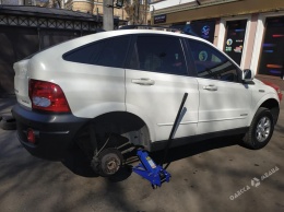 «Первоапрельские шуточки»: неизвестные пробили колеса 14 автомобилей в центре Одессы (фото)