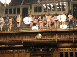 Полуобнаженные активисты устроили акцию в парламенте Великобритании