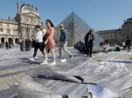 Двор Лувра превратился в бумажную инсталляцию, но ее вытоптали посетители