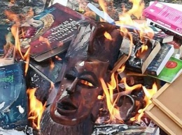 В Польше священники сожгли книги о Гарри Поттере как "магические и вредные"