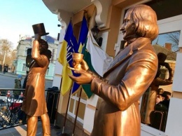 Полюбуйся: в Полтаве появились скульптуры Гоголя и Пушкина