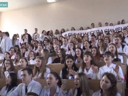 На Донетчине студенты вуза-переселенца требуют возвращения уволенного ректора