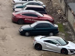 В Украине запарковали на газоне новейший японский суперкар