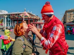 Веселый Днепр: в городе прошел парад клоунов