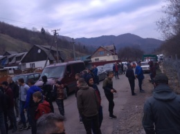 На Закарпатье местные жители противодействуют обустройству забора на границе с Румынией