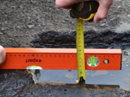 На запорожских трассах измеряют размеры ям