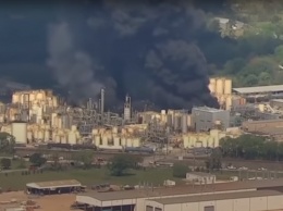 В США произошел крупный пожар на химическом заводе. Видео