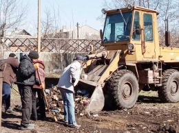 Под Харьковом безработные подметают улицу