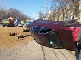 В Одессе взрыв газа под асфальтом подбросил машину в небо. Видео