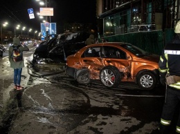 В Киеве Porsche протаранил Chevrolet и загорелся над подземным переходом