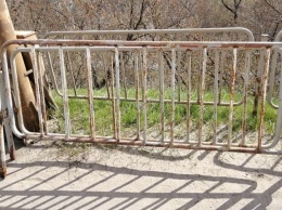 Не надо так: на Амурском мосту украли забор