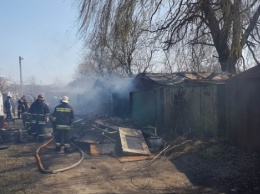 Во Львовской области из-за горения сухой травы загорелись гаражи и частные постройки