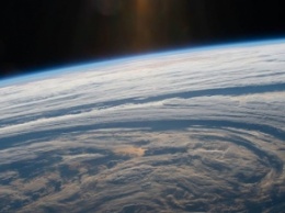 Астронавт снял гигантские облачные круги над Землей (фото)