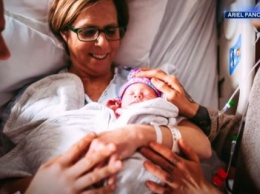 61-летняя американка родила ребенка для сына-гея и его мужа