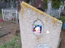В Марганце на могильной плите рекламировали наркотики