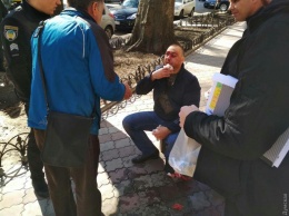 В центре Одессы избили и ограбили человека: досталось и прохожему, который поспешил на помощь пострадавшему