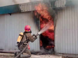 В районе станции метро «Осокорки» в Киеве горел крупный МАФ
