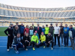 Порошенко на НСК "Олимпийский" посетил тренировку команды "Игр непокоренных"