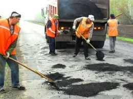 Украинцы начали за свой счет ремонтировать дороги