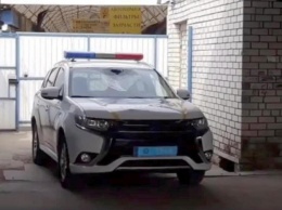 Это не ДТП: в Харькове заметили автомобиль полиции с помятым капотом и кровью на лобовом