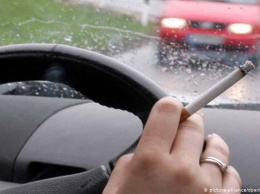 Почему в Германии хотят запретить курить в машине
