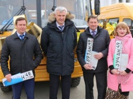 Магаданская область получила новые школьные автобусы
