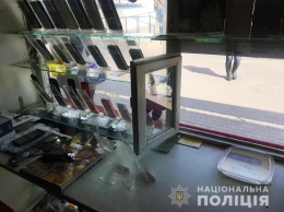 Житель Запорожской области разбил стекло и украл телефоны с витрины