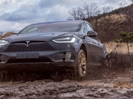 Смотрите, как Tesla Model X справляется с тяжелым бездорожьем