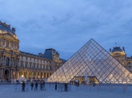 Впечатляющее зрелище: знаменитая пирамида Лувра провалилась в "пропасть"