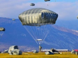 Украинские военные получили современные парашютные системы от США