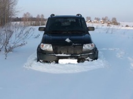 «Бампером собирает снег»: Блогер испытал УАЗ «Патриот» на заснеженном бездорожье