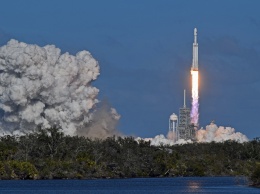 SpaceX проводит огневые испытания двигателя ракеты Falcon Heavy перед запуском