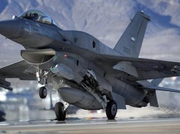 Истребитель F-16 попал сам в себя
