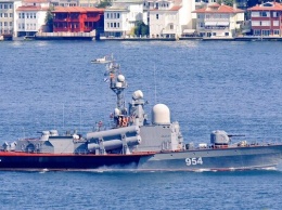 Россия вывела в Черное море 16 кораблей и устроила стрельбу